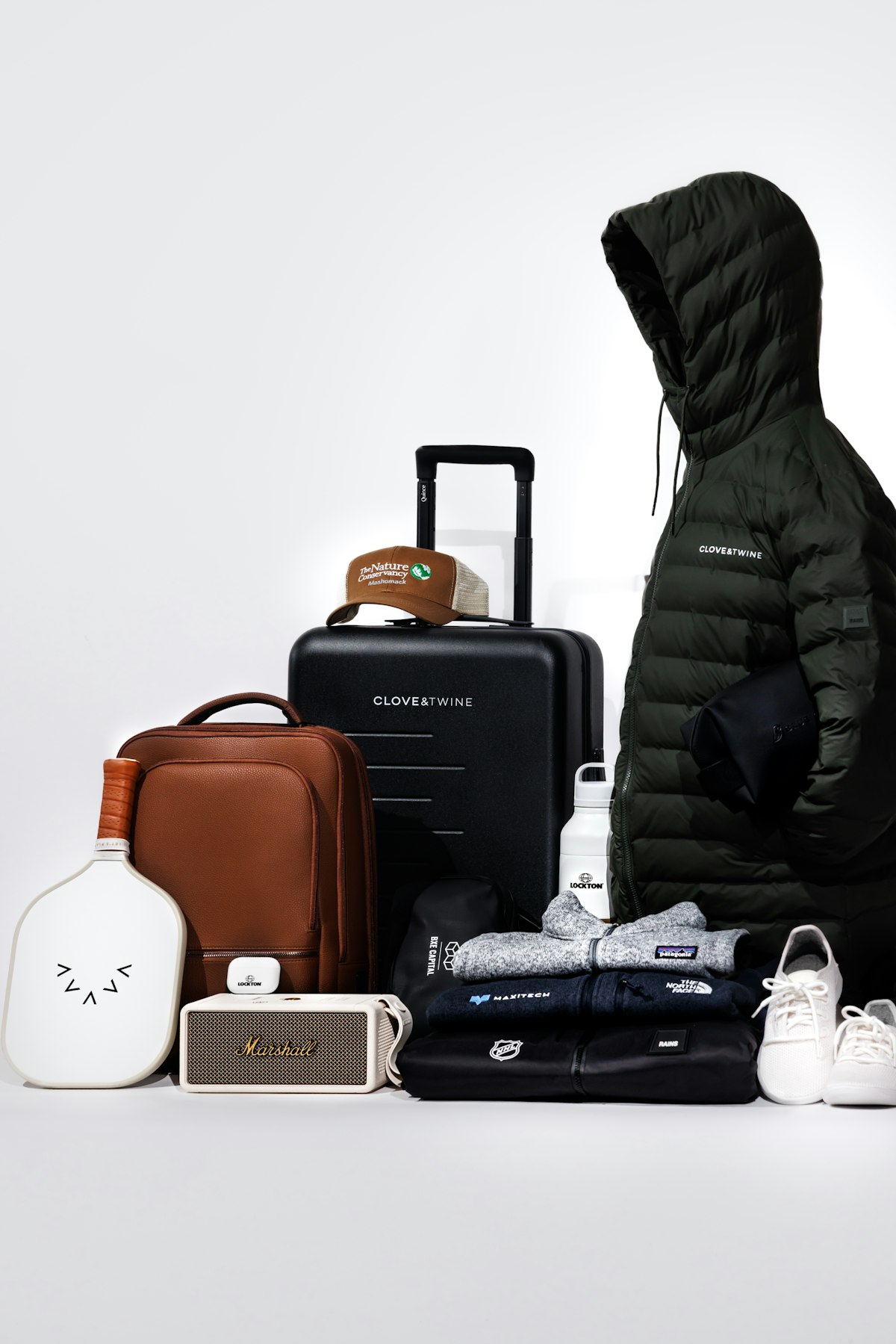Conjunto de peças e acessórios de viagem organizados para um deslocamento leve